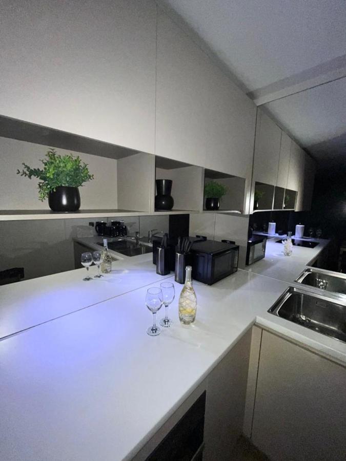 Luxurious Dlr Apartment London Exteriör bild