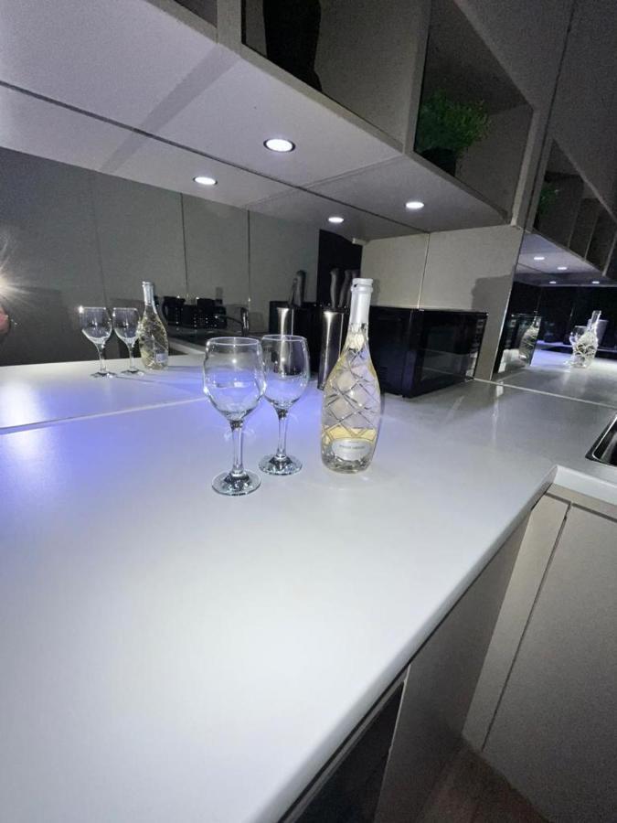 Luxurious Dlr Apartment London Exteriör bild
