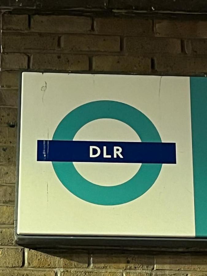 Luxurious Dlr Apartment London Exteriör bild